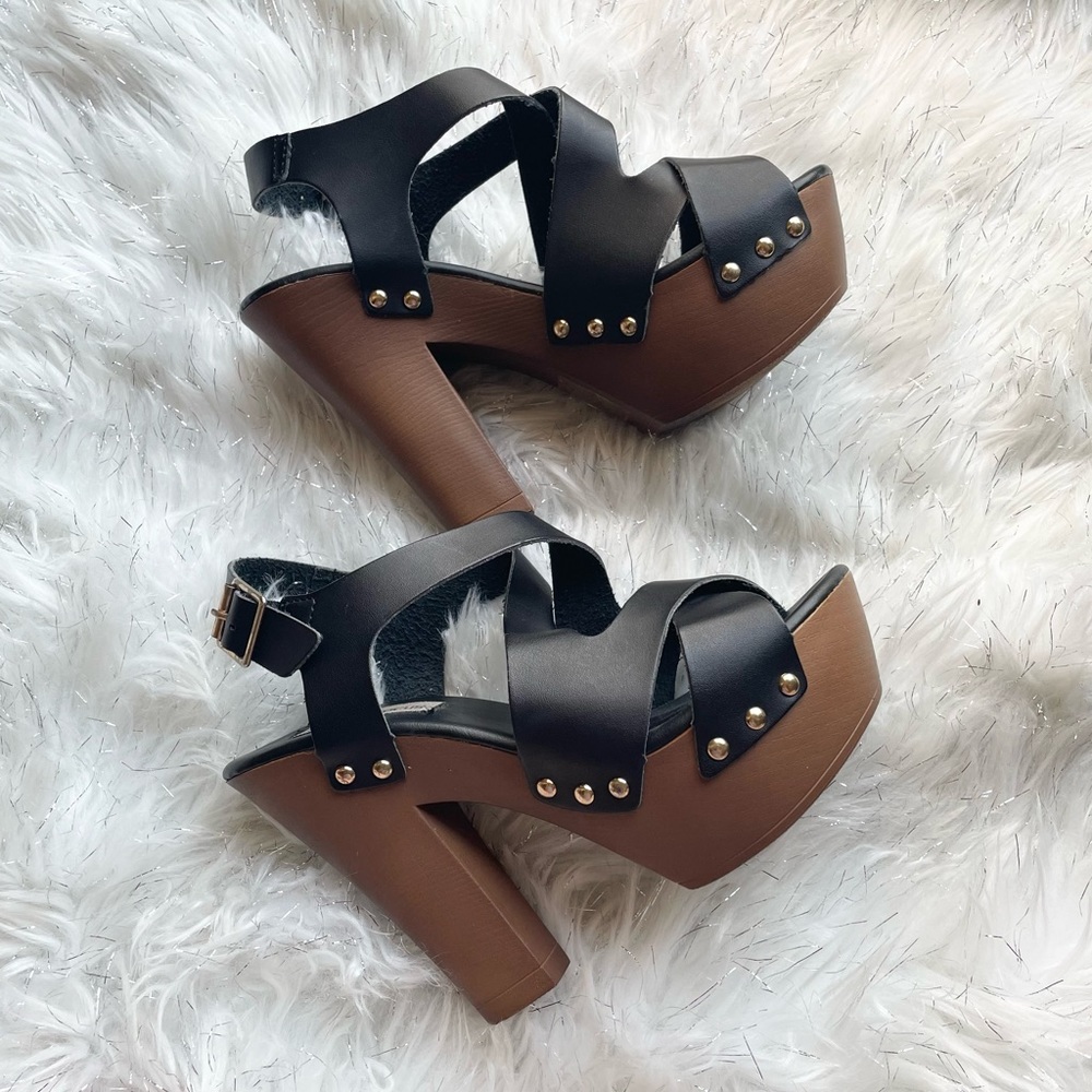 ❌ SOLD ❌ Studded Heels - Picture 1 of 5
